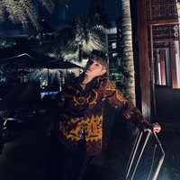 Berbagai pose Taeyong dengan kemeja keluaran Batik Keris itu pun membuat fans terpesona. Kala itu ia memadukannya dengan aksesori topi dan kacamata hitam sehingga terlihat lebih kasual.Foto: Instagram @taeoxo_nct