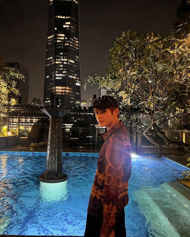 Taeyong NCT menghebohkan fans Indonesia karena postingan terbarunya. Dalam serangkaian foto yang diunggahnya, rapper tersebut terlihat menggunakan baju yang familiar. Taeyong ternyata mengenakan kemeja Batik.Foto: Instagram @taeoxo_nct
