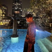 Taeyong NCT menghebohkan fans Indonesia karena postingan terbarunya. Dalam serangkaian foto yang diunggahnya, rapper tersebut terlihat menggunakan baju yang familiar. Taeyong ternyata mengenakan kemeja Batik.Foto: Instagram @taeoxo_nct