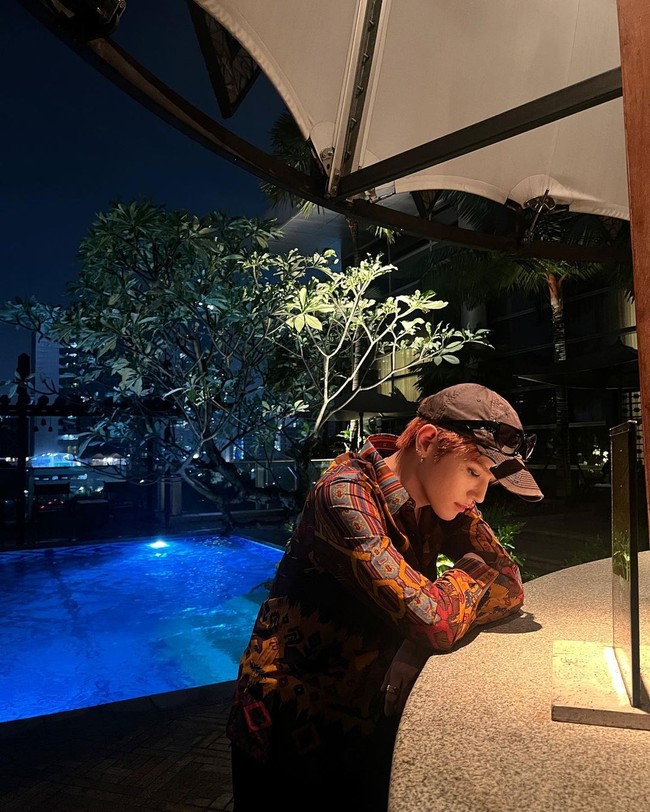 Meski sempat diberhentikan di hari pertamanya karena situasi penonton yang kurang kondusif, NCT 127 sukses menggelar konser The Link selama dua hari. Seusai tampil di depan para NCTzen, sang leader, Taeyong, mengejutkan fans karena terlihat mengenakan Batik.Foto: Instagram @taeoxo_nct