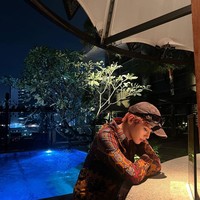 Meski sempat diberhentikan di hari pertamanya karena situasi penonton yang kurang kondusif, NCT 127 sukses menggelar konser The Link selama dua hari. Seusai tampil di depan para NCTzen, sang leader, Taeyong, mengejutkan fans karena terlihat mengenakan Batik.Foto: Instagram @taeoxo_nct