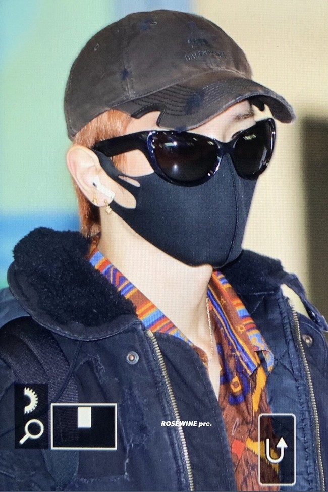 Ketika itu, Taeyong memadukannya dengan Oversized Distressed Jacket keluaran Balenciaga senilai $3.700 atau Rp 58 jutaan. Kemeja Hem Slimfit Batik Lengan Panjang Motif Horse of Sumba itu sendiri dijual Rp 400 ribuan. Karena banyaknya permintaan, brand Batik Keris tengah menerima pemesanan pre-order. Foto: Dok. Fansite