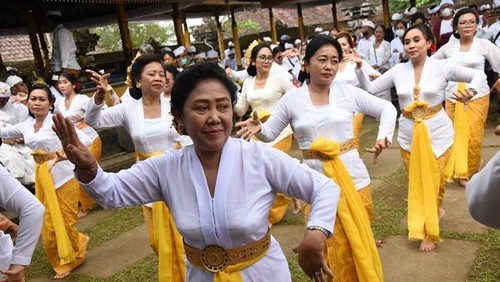 Potret tari rejang renteng.