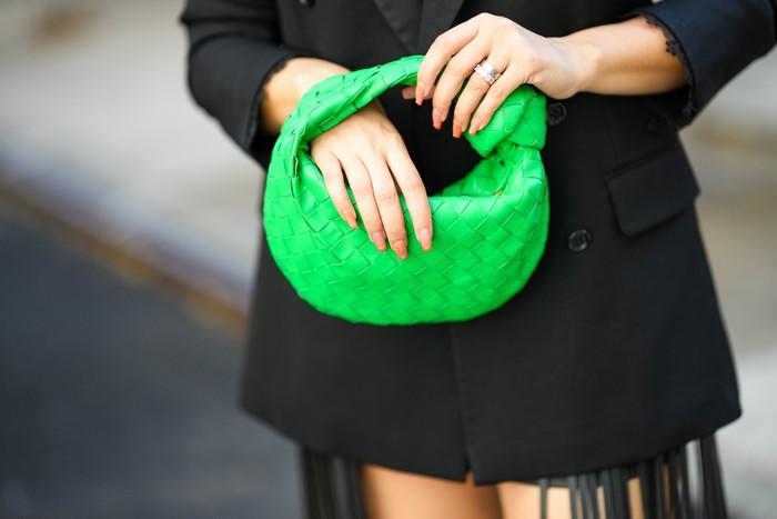 Tas Bottega Veneta NEW YORK, NEW YORK - SEPTEMBER 14: Samia Laaboudi wears a black blazer jacket, a black long fringed skirt, a neon green shiny leather Jodie handbag from Bottega Veneta, during New York Fashion Week, on September 14, 2022 in New York City. (Photo by Edward Berthelot/Getty Images)