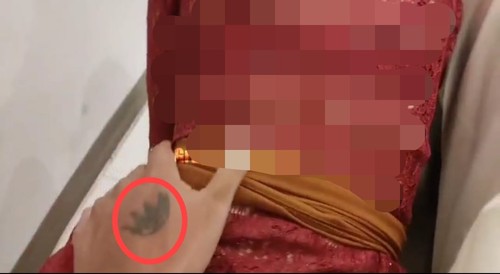 Tato mahkota di video mesum wanita kebaya merah