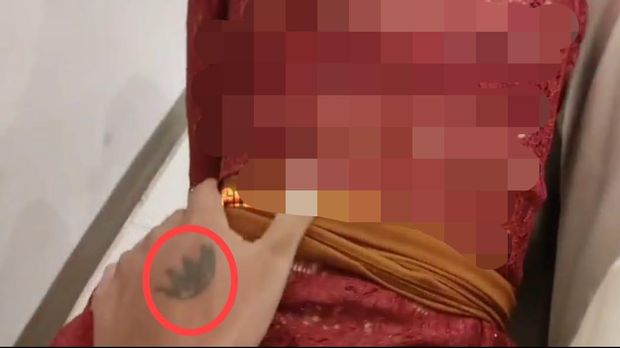Tato mahkota di video mesum wanita kebaya merah