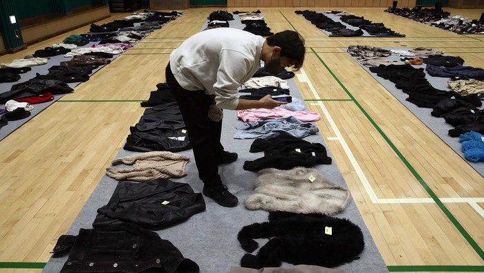 Terenyuh! Ini Potret Peninggalan Korban Tragedi Halloween Itaewon SEOUL, SOUTH KOREA - NOVEMBER 01: The belongings of victims of the deadly Halloween celebration stampede are shown at a gym on November 01, 2022 in Seoul, South Korea. One hundred and fifty-one people have been reported killed and at least 150 others were injured in a deadly stampede on October 29 in Seoul's Itaewon district, after huge crowds of people gathered for Halloween parties, according to fire authorities. (Photo by Chung Sung-Jun/Getty Images)