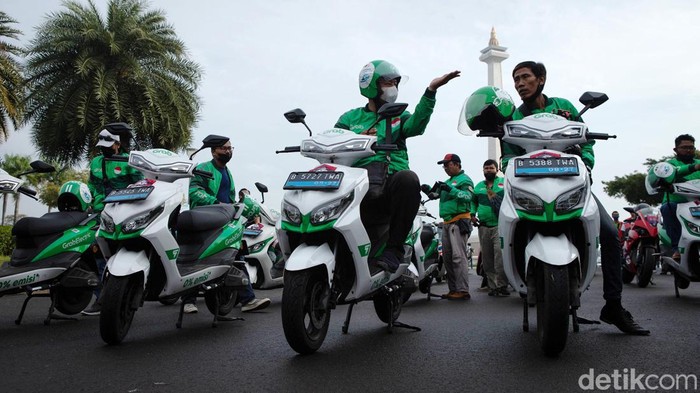 Kemenhub menggelar touring kendaraan listrik berbasis baterai Jakarta-Bali. Pelepasan peserta dilakukan di kawasan Monas, Jakarta, Senin (7/11/2022) pagi.