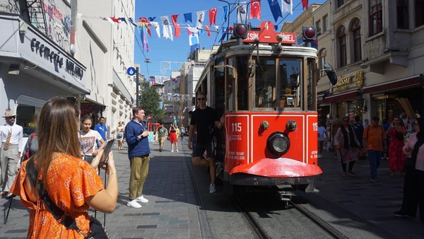 Trem bersejarah itu akan berjalan perlahan melewati kawasan Istiklal Avenue, sebelum akhirnya berhenti di Galatasaray Square dan terakhir di Taksim Square. (Wahyu Setyo/detikTravel)