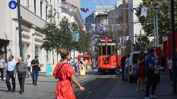 Trem di Istanbul ini wajib untuk dicoba traveler yang penasaran. Meski saat ini sudah banyak moda transportasi lain yang lebih canggih, namun trem akan selalu ada di hati orang Turki. (Wahyu Setyo/detikTravel)
