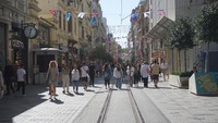 Salah satu jalur trem di Istanbul yang masih aktif adalah dari Taksim Square ke Tunel. Jalur trem ini membelah Istiklal Caddesi yang dikenal padat wisatawan tepat di tengah-tengahnya. (Wahyu Setyo/detikTravel)