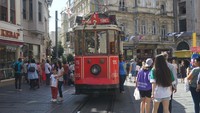 Kereta trem ini pun jadi buruan wisatawan. Banyak turis yang sekedar berfoto dengan tram ini. Namun ada pula yang naik ke dalam untuk merasakan bagaimana rasanya naik trem yang di negaranya belum tentu ada. (Wahyu Setyo/detikTravel)