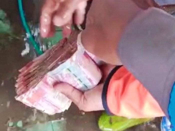 Rezeki Tak Akan ke Mana, Uang Rp 12 Juta Masih Ketemu Usai Banjir Bandang