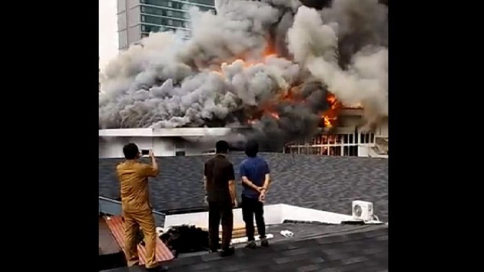 Viral tiga pria santuy saat kebakaran di balai kota Bandung