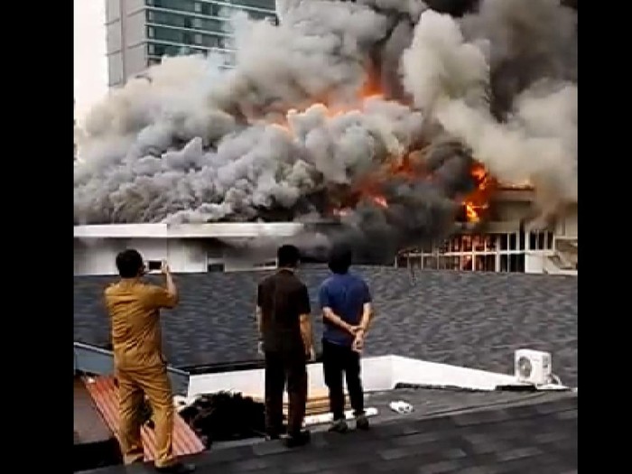 Viral tiga pria santuy saat kebakaran di balai kota Bandung