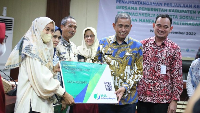 Pemerintah Kabupaten Wajo, Sulawesi Selatan (Sulsel) memberikan jaminan keselamatan kerja kepada 7.305 non aparatur sipil negara (ASN) atau honorer dan pekerja keagamaan.