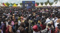 Sejumlah pelamar kerja mengantre untuk masuk ke dalam lokasi Job Fair yang digelar Dinas Tenaga Kerja Kota Batam di Batam, Kepulauan Riau, Senin (7/11/2022).