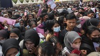 Warga rela berdesak-desakan saat menunggu giliran masuk ke stan Job Fair.