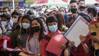 Para warga membawa map saat mengikuti Job Fair.