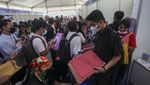 Potret Warga Desak-desakan Demi Hadiri Job Fair di Batam