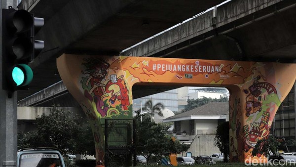 #PejuangKeseruan Corner di kawasan Lintas Pelican depan pusat perbelanjaan Kuningan City Mall menampilkan ko-kreasi mural pertama antara +Jakarta dan FANTA di area kolong Jalan Layang Non Tol (JLNT) Kuningan.