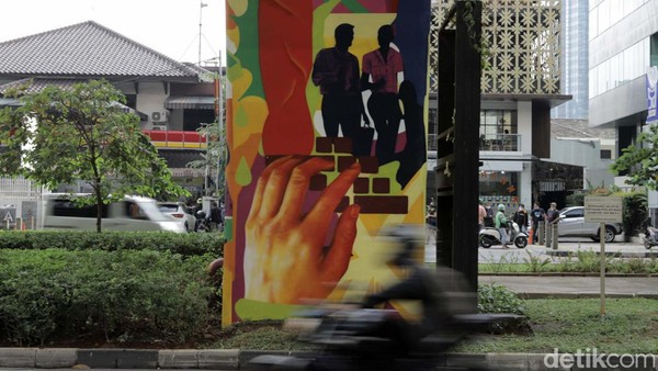 Mural ini menggambarkan kota Jakarta dengan budaya khas dan permainan tradisionalnya yang tak lekang oleh waktu, seperti Engklek dan Ular Tangga.