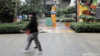 Warga melintas di area Lintas Pelican Kuningan di seberang Mall Kuningan City, Jakarta Pusat, Senin (7/11/2022).