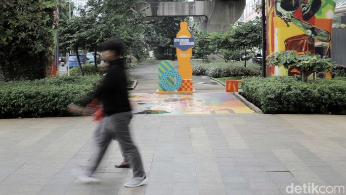 Warna-warni di Kawasan Lintas Pelican Kuningan Kawasan Lintas Pelican di Kuningan, Jakarta Selatan, kini lebih berwarna. Kawasan tersebut kini penuh dengan mural.