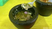 Warung Nasi Alam Sunda ini memiliki tiga jenis sambal yang disajikan di cobek di meja. Ada sambal kencur, sambal terasi dan sambal bawang. Foto: detikcom/Riska Fitria