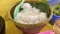 Kami menyukai sambal kencurnya yang dicampur dengan cabai hijau dan tomat hijau. Campuran tersebut diulek kasar. Sambalnya juga dibuat dengan sedikit minyak. Foto: detikcom/Riska Fitria