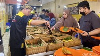 Di sini kamu bisa makan nasi sepuasnya. Konsepnya, satu orang membayar nasi seharga Rp 7.000, dan kamu bisa menambah nasi sepuasnya. Foto: detikcom/Riska Fitria