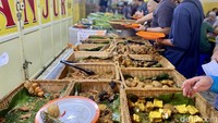 Mulai dari ayam goreng, ikan goreng, paru, bebek, perkedel, udang, sate ati ampela dan masih banyak lagi. Selain itu, ada juga meja khusus untuk memesan sayur asem. Foto: detikcom/Riska Fitria
