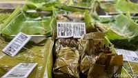 Warung Nasi Alam Sunda di Jakarta ini berada di kawasan Tanah Abang, Jakarta Pusat. Lokasi tepatnya berhimpitan dengan ruko dan penjual buah di Tanah Abang. Foto: detikcom/Riska Fitria