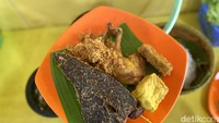 Semakin sedap ketika dipadukan dengan pepes ikan teri. Ikan teri Medan ini diracik dengan rempah-rempah, sehingga membuat rasanya tak hanya asin, tetapi juga sedap dan gurih. Foto: detikcom/Riska Fitria