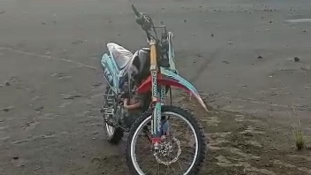 wisatawan bromo tewas jatuh dari motor trail