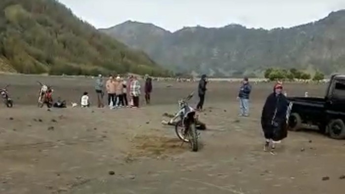 wisatawan bromo tewas jatuh dari motor trail