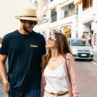 Melalui akun media sosialnya Wulan Guritno dan Sabda Ahessa memang tampaknya sudah tak canggung lagi untuk memamerkan kebersamaan keduanya. Seperti yang terlihat dalam foto, keduanya tampak saling bertatapan dengan penuh cinta. Foto: Instagram/@wulanguritno