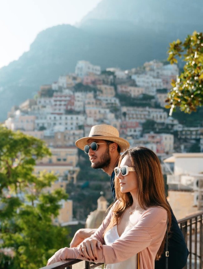 Dalam unggahannya Wulan menuliskan keterangan “La dolce vita” yang jika diterjemahkan dari bahasa Italia artinya menjadi kehidupan yang manis. Unggahan Wulan itu pun langsung dibanjiri beragam komentar netizen. Tak sedikit yang memuji penampilannya yang terlihat cantik dan awet muda. Foto: Instagram/@wulanguritno