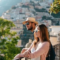 Dalam unggahannya Wulan menuliskan keterangan “La dolce vita” yang jika diterjemahkan dari bahasa Italia artinya menjadi kehidupan yang manis. Unggahan Wulan itu pun langsung dibanjiri beragam komentar netizen. Tak sedikit yang memuji penampilannya yang terlihat cantik dan awet muda. Foto: Instagram/@wulanguritno