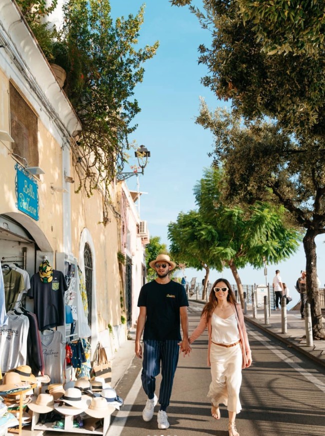 Dalam foto-foto unggahan terbarunya Wulan dan Sabda Ahessa terlihat kompak pamer kemesraan. Setiap keduanya berjalan bersama, Sabda selalu terlihat menggandeng mesra tangan Wulan Guritno. Bak pasangan yang dimabuk asmara, keduanya seolah tak terpisahkan. Foto: Instagram/@wulanguritno