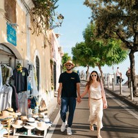 Dalam foto-foto unggahan terbarunya Wulan dan Sabda Ahessa terlihat kompak pamer kemesraan. Setiap keduanya berjalan bersama, Sabda selalu terlihat menggandeng mesra tangan Wulan Guritno. Bak pasangan yang dimabuk asmara, keduanya seolah tak terpisahkan. Foto: Instagram/@wulanguritno