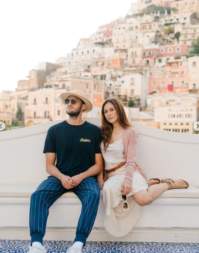 Walaupun terpaut usia 15 tahun, Wulan lebih tua dari Sabda Ahessa, namun keduanya selalu berhasil terlihat kompak dan serasi. Penampilan Wulan pun masih tak kalah stylish meski kini sudah berusia 41 tahun. Foto: Instagram/@wulanguritno