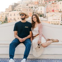 Walaupun terpaut usia 15 tahun, Wulan lebih tua dari Sabda Ahessa, namun keduanya selalu berhasil terlihat kompak dan serasi. Penampilan Wulan pun masih tak kalah stylish meski kini sudah berusia 41 tahun. Foto: Instagram/@wulanguritno