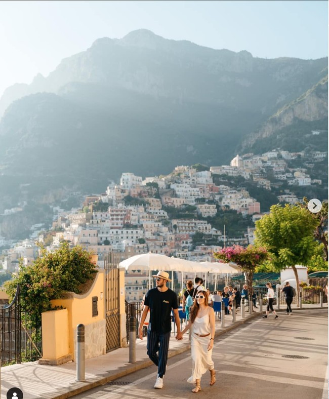 Setelah puas menikmati keindahan Belanda dan Swiss, Wulan Guritno kembali melanjutkan liburannya bersama sang kekasih, Sabda Ahessa, dengan mengunjungi Italia. Melalui akun Instagram masing-masing, keduanya pun membagikan momen romantis kebersamaan mereka di sana. Foto: Instagram/@wulanguritno