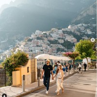 Setelah puas menikmati keindahan Belanda dan Swiss, Wulan Guritno kembali melanjutkan liburannya bersama sang kekasih, Sabda Ahessa, dengan mengunjungi Italia. Melalui akun Instagram masing-masing, keduanya pun membagikan momen romantis kebersamaan mereka di sana. Foto: Instagram/@wulanguritno
