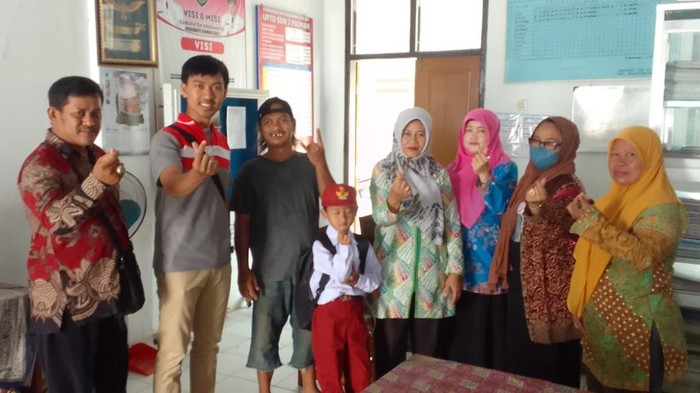 Zaenal Muttaqien saat di sekolah.