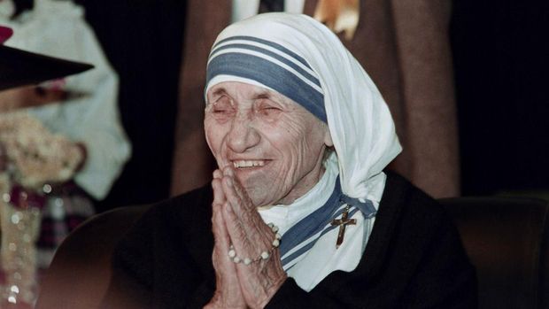 Bunda Teresa adalah birawati yang mendedikasikan hidupnya untuk melakukan kebaikan. Ia membantu orang sakit, tunawisma, yatim piatu, hingga penderita kusta.