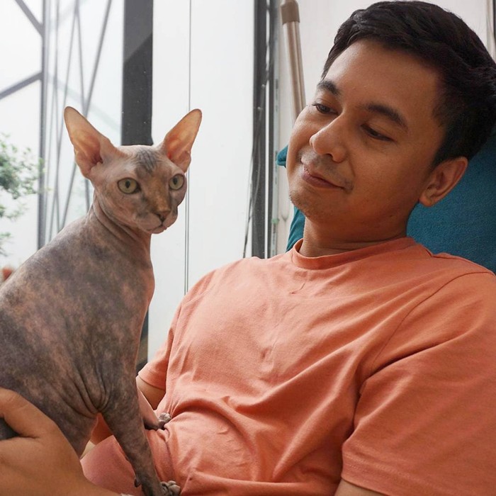 7 Pose Artis dan Kucing Kesayangannya