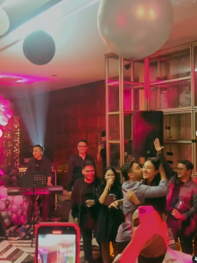 Mendapat kejutan ulang tahun dari Anya Geraldine, Nadif tampak begitu bahagia. Setelah Anya membuka topi yg digunakan untuk menutup mata Nadif, Nadif yang terkejut melihat teman2nya sudah ada di sana pun langsung memeluk dan mencium kedua pipi Anya. Foto: Instagram/@anyageraldine