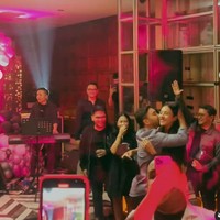 Mendapat kejutan ulang tahun dari Anya Geraldine, Nadif tampak begitu bahagia. Setelah Anya membuka topi yg digunakan untuk menutup mata Nadif, Nadif yang terkejut melihat teman2nya sudah ada di sana pun langsung memeluk dan mencium kedua pipi Anya. Foto: Instagram/@anyageraldine